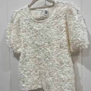 Vit spetsblus  - Superfin vit spetsblus från JDY med korta puffärmar🩷