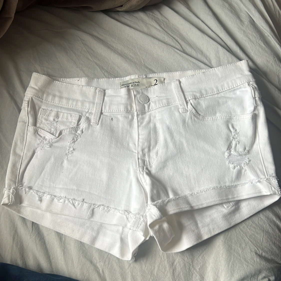 Vita jeansshorts med slitningar