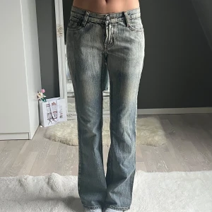 Lågmidjade jeans - skitsnygga jeans från schweiz som jag köpte på vinted, men de passade tyvärr inte så måste tyvärr sälja. storlek 27 i midja, 73cm runt om ungefär. för långa på mig som är 160❤️