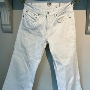 Vita jeans från Twist & Tango - Snygga vita croppade jeansbyxor från Twist & Tango med klassisk femficksdesign och raka ben. Byxorna har silverfärgade nitar och knapp, samt normal passform. Perfekta för en fräsch och stilren look. Några fläckar.