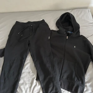 Ralph Lauren Tracksuit - Ralph lauren tracksuit i svart färg med grå logga. Köpta förra  soommaren i Ralphlaurens egna butik för cirka  3500. Skriv för fler frågor