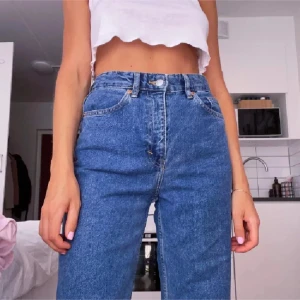 Blå raka jeans med hög midja - Blå raka jeans som aldrig kommer till användning då jag har många liknande! Använda Max 3 gånger!