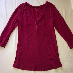 Rosa kvarts ärm topp från Old Navy - Rosa topp med kvarts ärm från Old Navy med v-ringning och tre knappar framtill. 