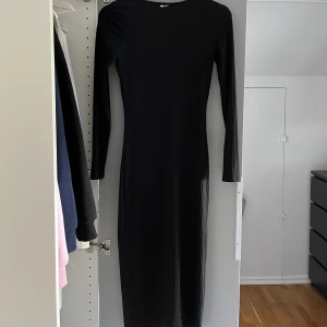Svart långklänning från NLY Trend - Säljer en svart långklänning från NLY Trend i storlek XS. Klänningen har lång ärm och en tight passform. Säljer då den blivit förliten och bara hänger i garderoben 🤍