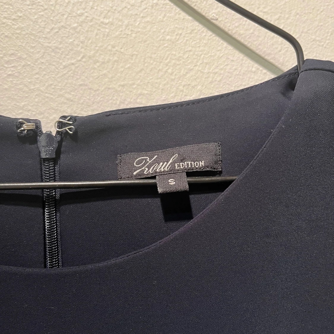 Marinblå klänning med volangärm från Zoul  - 3