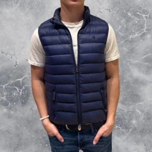 Ralph Lauren Väst Blå - •Ralph Lauren Väst Blå. Skick: 7-8/10, liten liten defekt, se sista 2 bilder. Storlek: 14/16 år = XS~. Modell: 173 cm, 65 kg. Authentic: ✅. Hör av dig vid frågor eller funderingar, mvh Hessler’s;)