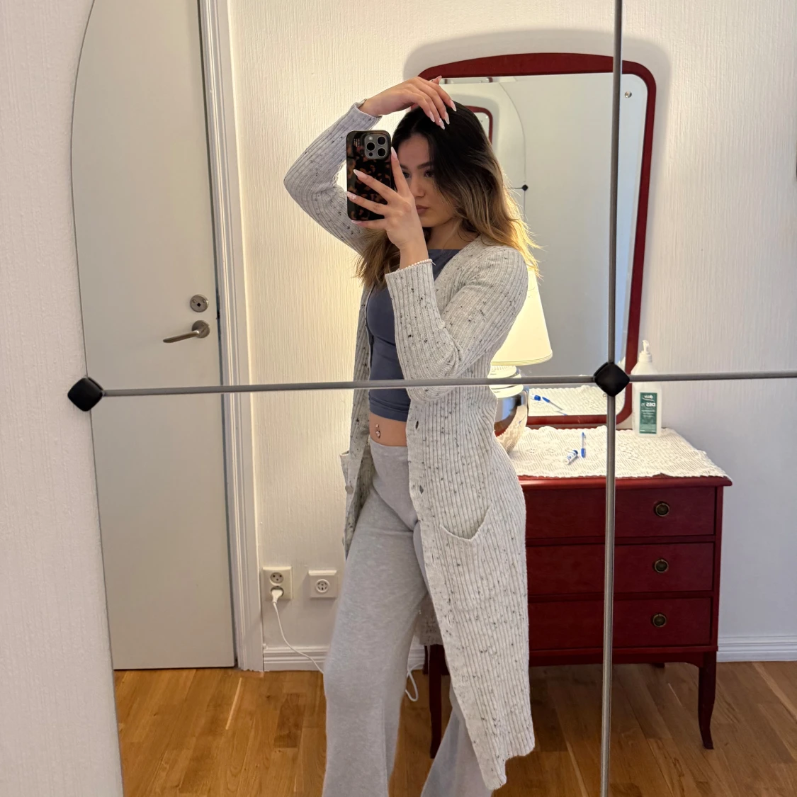 Ljusgrå lång kofta med fickor