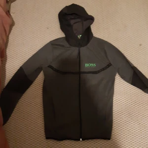 Svart hoodiejacka från Hugo Boss - Säljer en svart hoodiejacka från Hugo Boss priset kan diskuteras 