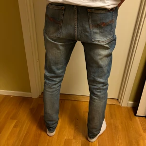 Nudie jeans - Hej, säljer nu ett par ljusblåa nudiejeans med skön tvätt. De är i nyskick och storlek 30, slimfit. Modellen på bilden är ca 182 cm lång. Hör av dig om du har frågor eller vill ha fler bilder, mvh Jack.