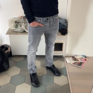 Jack and Jones  - Säljer ett par extremt snygga jeans från Jack and Jones i modellen slim fit Glenn, skriv om du har några funderingar eller frågor!