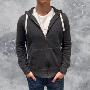 Ralph Lauren Full Zip Hoodie Grå - •Ralph Lauren Vintage Full Zip Hoodie Grå. Skick: 8/10, inga skador! Storlek: S Herr. Modell: 173 cm, 65 kg. Authentic: ✅. Hör av dig vid frågor eller funderingar, mvh Hessler’s;)