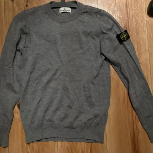 Grå tröja från Stone Island - Säljer en stone island tröja i junior storlek