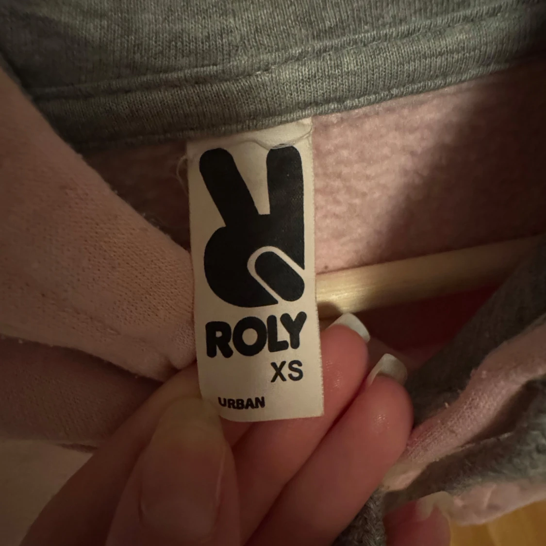 Rosa hoodie med CK-tryck från Roly - 1