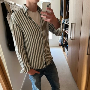 These glory days skjorta 🍾 - Tjenare, säljer en stilren randig skjorta i linne i märket these glory days. Skicket är väldigt bra skulle säga 9/10. Storleken är S, killen på bilden är 180 cm ( slim fit ). Passar perfekt nu inför sommaren, släng iväg ett dm för frågor! 🙌🍾