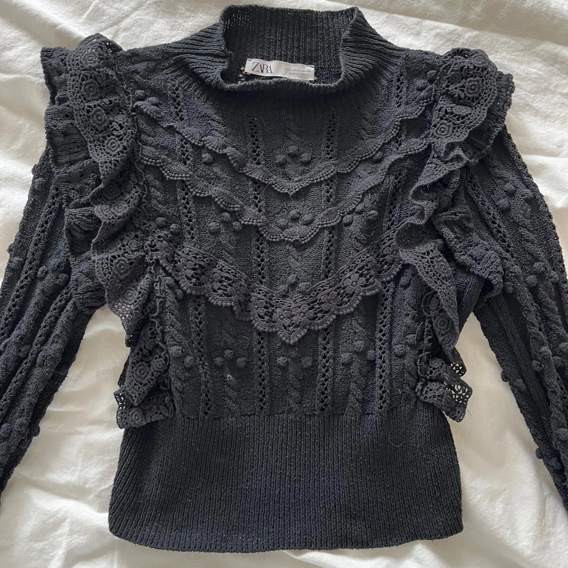 Svart stickad tröja med volang från Zara - 2