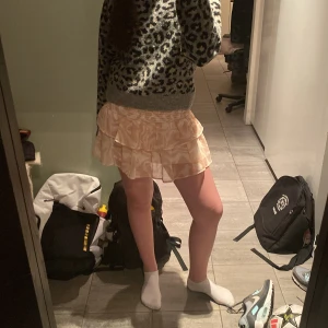 Mönstrad kjol - Supersöt kortkjol i gammelrosa och vitt med volanger och resår i midjan. Kjolen har ett abstrakt mönster och är luftig med flera lager tyg. Den har små trådar som sticker ut lite här o där (skriv dm för närmare bilder) men de syns inte så mycket i mönstret! Strlk 152 men passar Xs och S. Använd gärna köp nu knappen❤️🥰