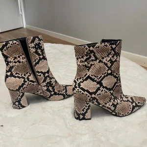 Beige boots med ormmönster och klack - Säljer ett par snygga boots med beige och svart ormmönster. Storlek 39 💗