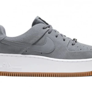 Nike Air Force 1 grå - Säljer ett par Nike Air Force 1 som är gråa. Helt nya skor använda bara 1 gång