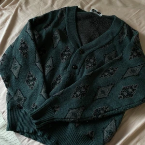 Mysig grön stickad kofta  - Väldigt mysig stickad kofta i fint skick!💕 Oversized