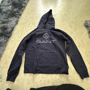 Hoodie gant - Marinblå hoodie från gant, stl 158/164 skulle säga den motsvarar S-M. Helt ny, aldrig använd, inga defekter 