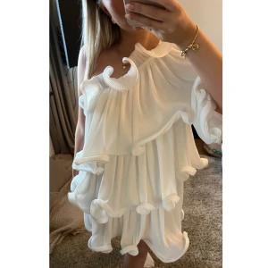 Studentklänning  - Slutsåld klänning från lojsans kollektion med NAKD. Endast testad!!😌