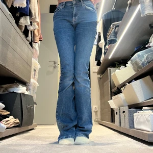💓Blå hightwaist bootcut jeans💓 - Säljer ett par higth waist bootcut/flared blå jeans från Gina tricot med storlek 34 är (156) och jeansen är lite för lång för mig så tro att det skulle passa någon runt 158❤️ det är lite slitna vilken man kan se på dem två sista bilderna💓