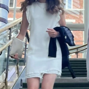 Klänning  - Super fin vit enkel klänning. Perfekt till studenten eller skolavslutningen! 💕