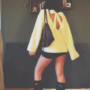 Vit stickad tröja med rosett och öppen rygg - Säljer en oversized vit stickad tröja med öppen rygg och stor rosettdetalj bak. Använd ca 4 gånger. Supermjuk och passar till många outfits.