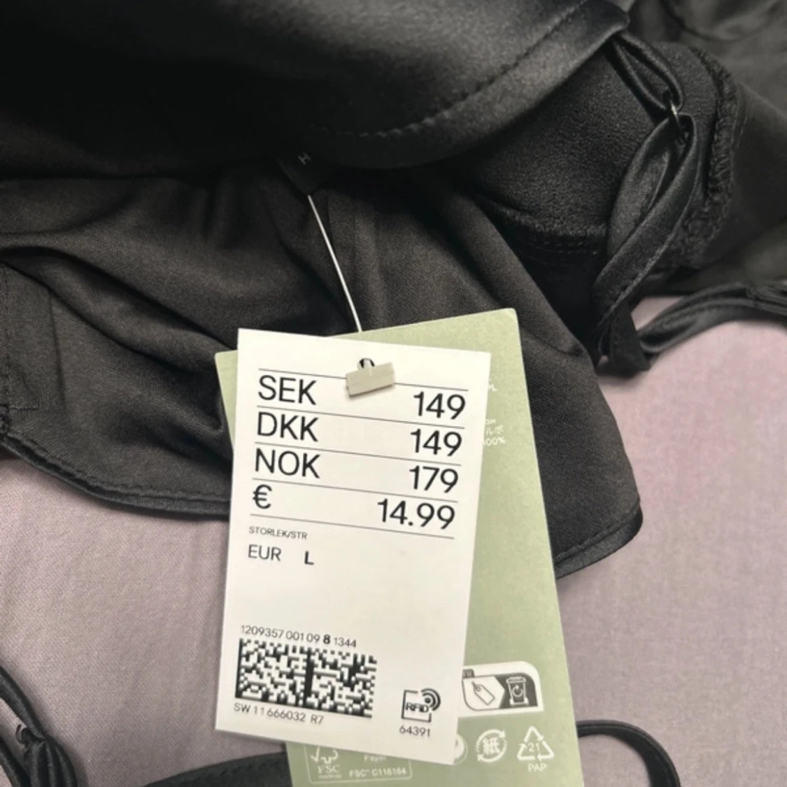 Svart satin klänning med smala axelband - 2