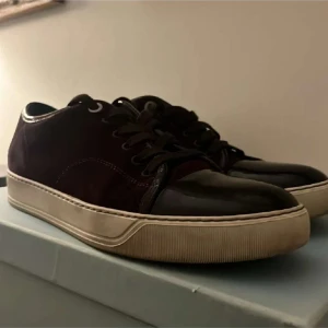 Vinröda lanvins - Tjena! Säljer nu dessa as feta Lanvins i vinröd färg, denna färg säljs inte längre så dom är sällsynta, skicka är hyfsat bra och passar var till mycket. Skriv om minsta lilla fundering eller prisförslag! Box ingår