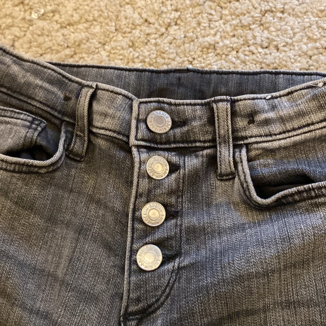 Grå bootcut jeans med knappar - 3