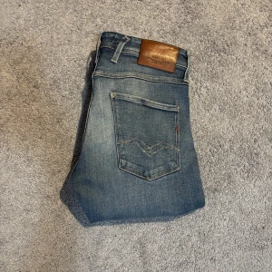 Replay anbass - Säljer ett par feta blåa replay jeans i storlek 29/32. Dom är slim/skinny lite beroende på kroppsvikt o längd. Modellen på bilden är 180cm och väger 60. Bara att höra av sig vid frågor! Pris går att diskutera!