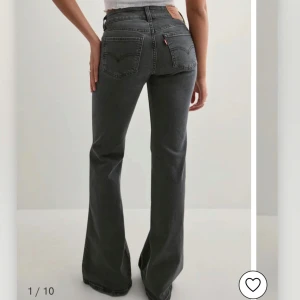 Super low bootcut jeans från Levis  - Ej använda med prislappen kvar. Säljer då jag inte hann skicka tillbaks de innan retur tiden gick ut. Nypris är 949kr men jag säljer för 700kr🤍pris kan diskuteras vid snabb affär 