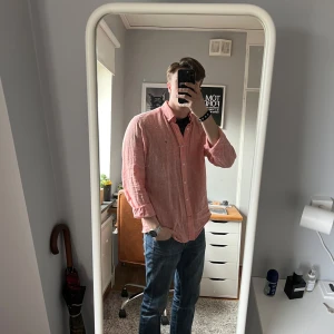 Linneskjorta Morris - Säljer en riktig snygg rosa linneskjorta från Morris! Väldigt skön och kommer passa perfekt nu till sommaren. Bra skick och sitter som M. Hör av vid frågor eller prisförslag 🤩