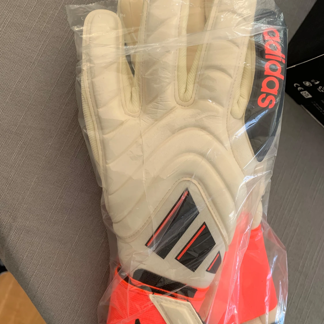 Vita och röda målvaktshandskar från Adidas - 1