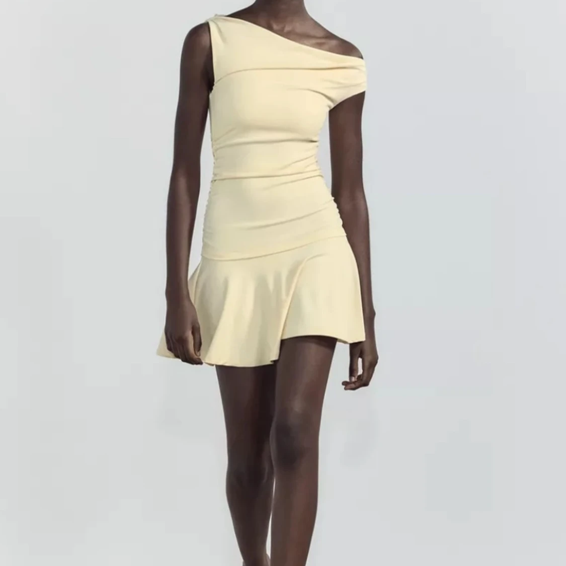 Ljusgul one shoulder klänning - 1