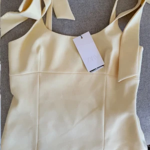 Gul rosett topp zara - Strl M, prislapp på, endast testas💕 mina egna bilder slutsåld på hemsidan