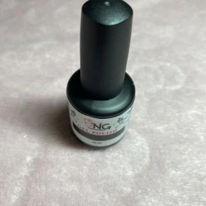 Svart gellack från nagelgiganten - Säljer ett svart gellack från nagelgiganten! Helt oanvänt. Nypris:125kr Mitt pris:70kr