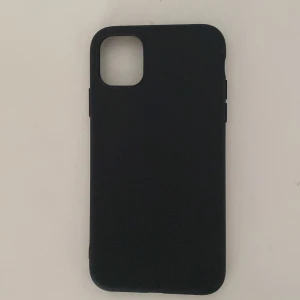 Svart mobilskal IPhone 11 - Enkel och stilren svart mobilskal med slät yta. Passar perfekt för dig som vill ha ett diskret skydd till din telefon. Skalets material känns mjukt och flexibelt.