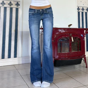 Lågmidjade jeans  - Låga vintage jeans i bootcut 💗 midja 77cm & Innerben 81cm💗 lite stretchiga låren. Obs liten fläck på knäet- märks knappt (bild 3) & slitna (bild 4)💗 Jag är ca 165