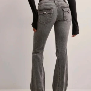 True Religion Joey - Truereligion jeans i stilen joey, säljer för jag trötttnat pp dem men dem är i princip i nyskick inga skador eller så💕 Jag kan ge mått och sånt om det behövs men det är i storlek W27💕💕Kan också skicka fler bilder💕💕 köpte för 1300
