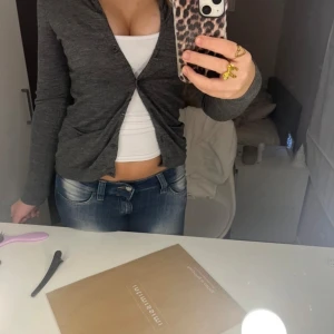 Mörkgrå kofta  - As snygg mörkgrå kofta från Samsøe Samsøe. Perfekt att slänga över en topp eller linne. Stilren och passar till det mesta💕