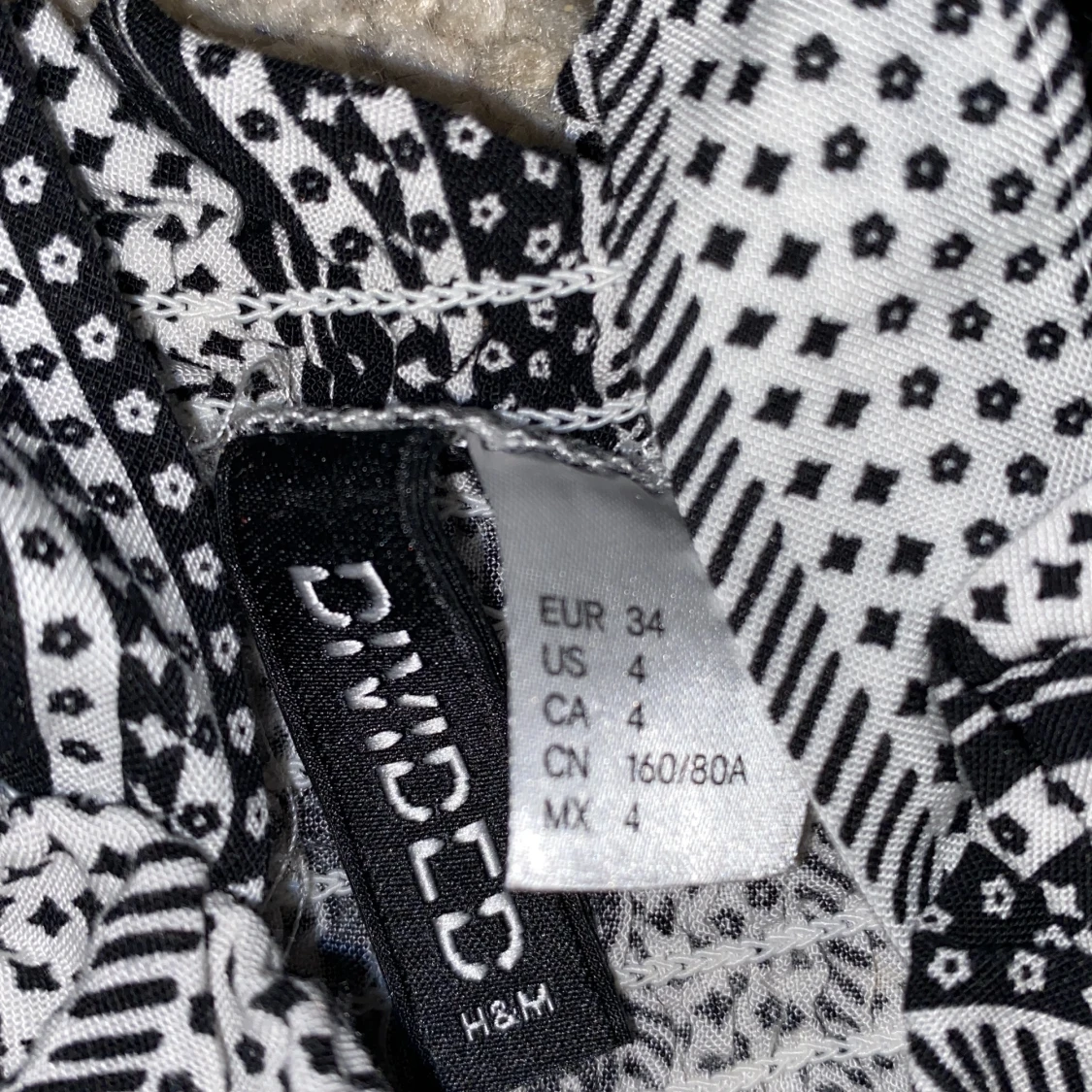 Svartvit mönstrad linnetopp från H&M Divided - 1