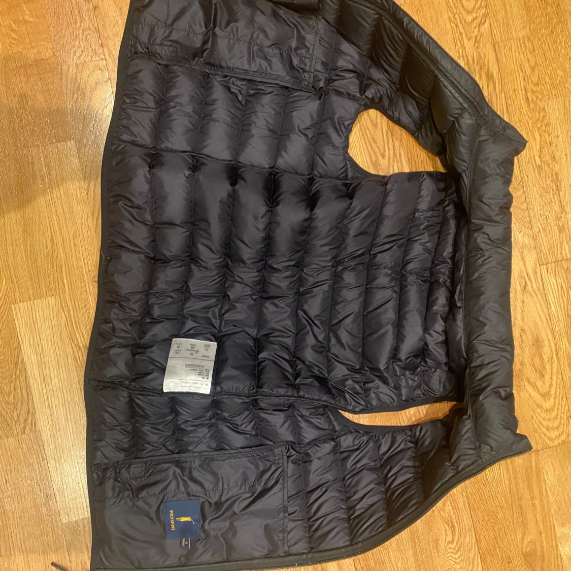 Polo väst. Svart med vit logo - 3