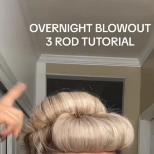 Blow out!! - Säljer ett set med tre fluffiga rosa blow out i mjuk sammet. Perfekta för att skapa volym och lockar i håret över natten. De är böjbara och har metallspännen i ändarna för att sättas ihop. Endast andvänd 1 gång. 💞