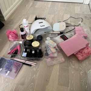 Gelenaglar Kit - Jag säljer ett komplett kitt med allt som behövs för att göra naglar. Har skrivit lista på de lite dyrare sakerna men sen ingår även diverse förbrukningsvaror såsom filar och handskar. Det är även mycket charms och liknande för att kunna göra designs. Jag har köpt allt för runt 6000kr men tänker väl någonstans runt 2500kr eller lägre vid snabb affär.