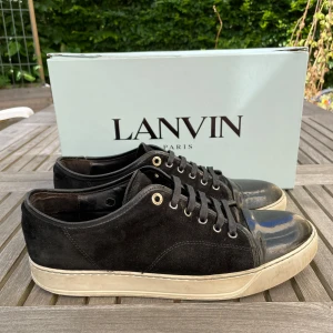 Lanvin skor  - Hej! Säljer nu dessa sjukt snygga Lanvin skor. Skorna är i fint skick! Vi rekommenderar att gå ner en storlek. Har ett begränsat antal boxar och dustbag! Hör gärna av dig vid frågor 