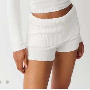 SÖKER!! - Söker Gina stickade shorts!! Intressant av både dessa i vitt och marinblått 🥰