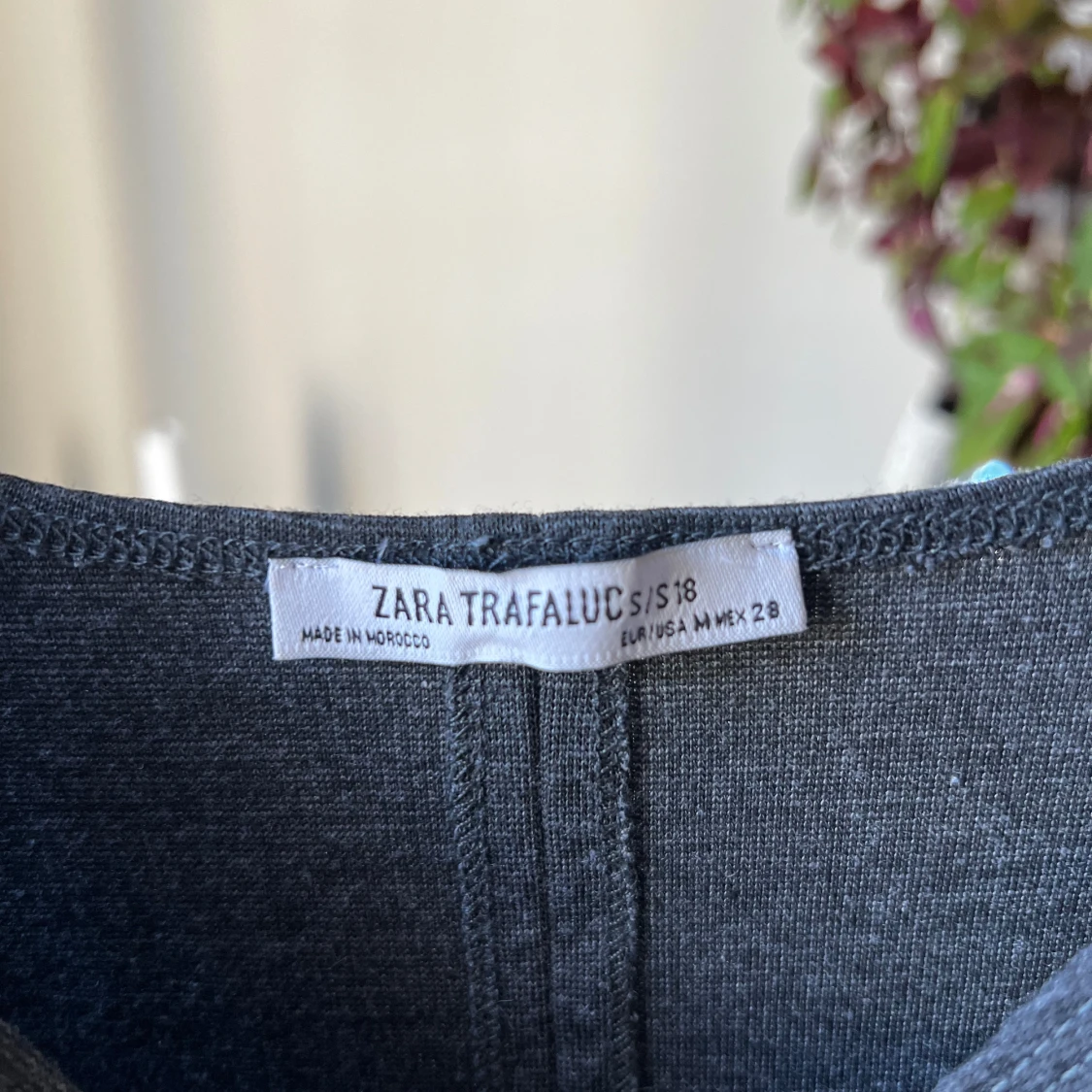 Mörkgrå tight klänning från Zara - 2