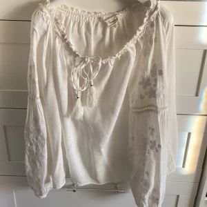 Odd Molly blus - Superfin blus från odd Molly. Off shoulder modell med snören. Härlig och luftig perfekt till sommaren. Storlek 1 (S) . Vit/beige färg 